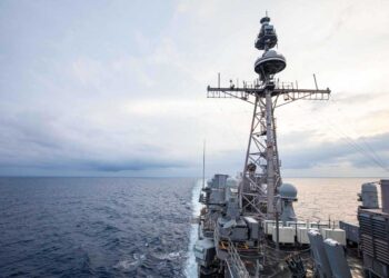 Dos buques de guerra de la Armada de EEUU transitan el estrecho de Taiwán