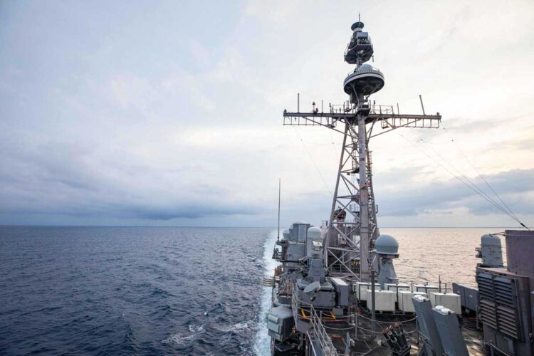 Dos buques de guerra de la Armada de EEUU transitan el estrecho de Taiwán