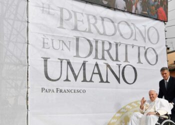 El Papa fue a L’Aquila y reza ante la tumba del primer pontífice que renunció