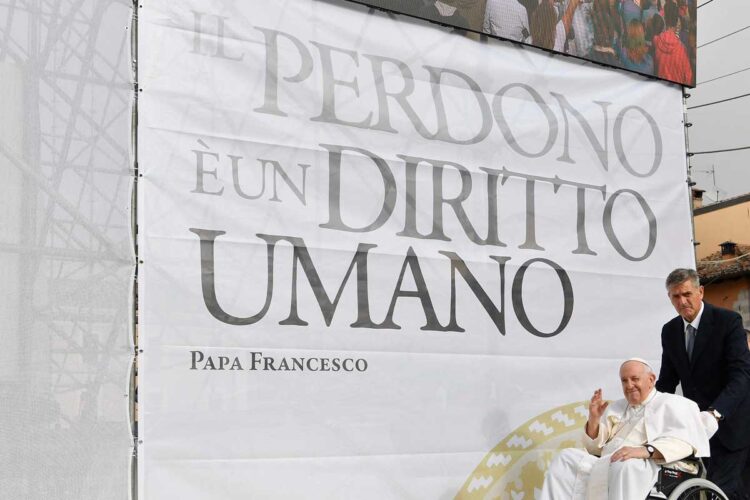 El Papa fue a L’Aquila y reza ante la tumba del primer pontífice que renunció