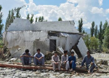 Pakistán, que llora un millar de decesos, se prepara para nuevas inundaciones
