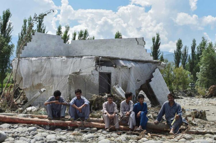 Pakistán, que llora un millar de decesos, se prepara para nuevas inundaciones