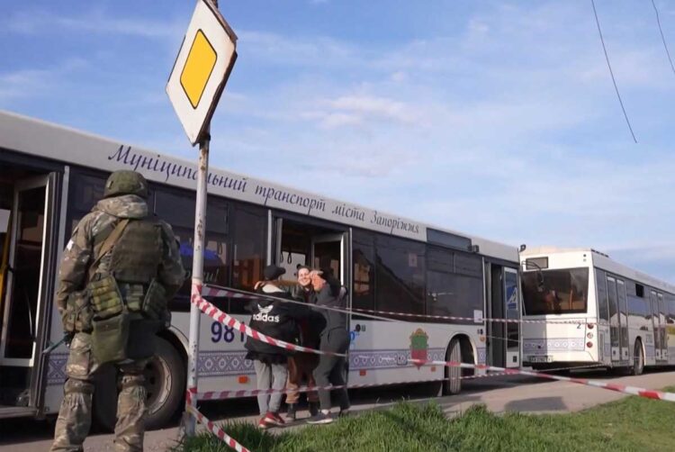 ONU anuncia evacuación ‘exitosa’ de 101 civiles de acería ucraniana Azovstal en Mariúpol