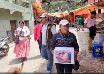 Dirigentes y vecinos de Chulumani recaudan fondos para colaborar a César Apaza. Foto: Captura