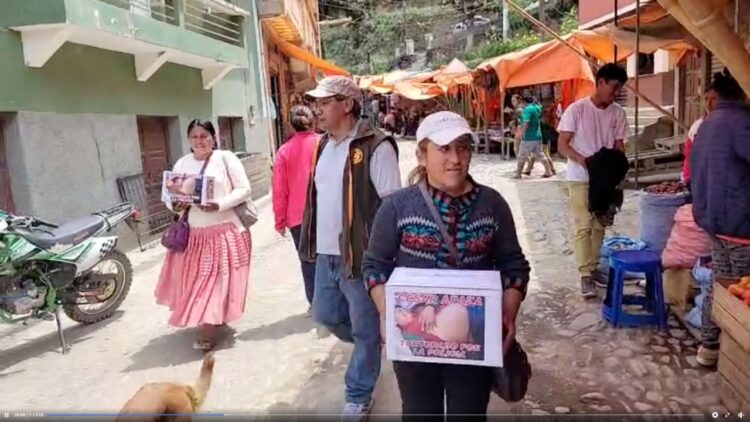 Dirigentes y vecinos de Chulumani recaudan fondos para colaborar a César Apaza. Foto: Captura
