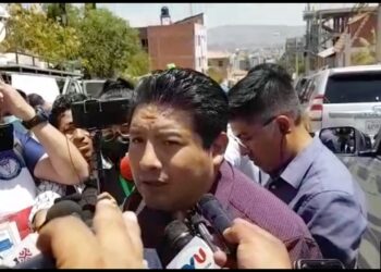 Gobernador de La Paz, Santos Quispe, se dirige a los medios. Foto: Captura