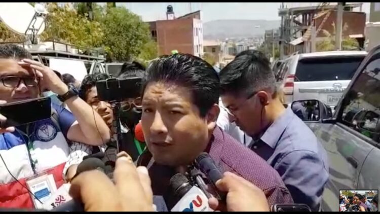 Gobernador de La Paz, Santos Quispe, se dirige a los medios. Foto: Captura