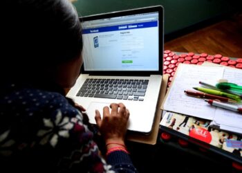 Proxenetas usan las redes sociales para captar menores de edad. Foto: Producción La Razón