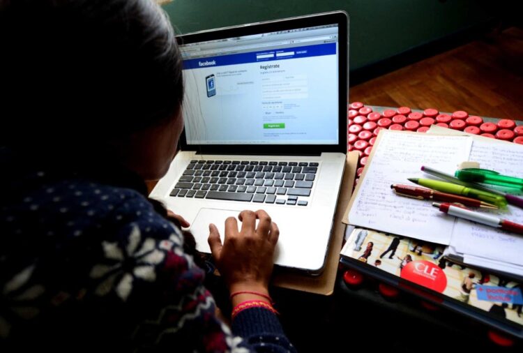 Proxenetas usan las redes sociales para captar menores de edad. Foto: Producción La Razón