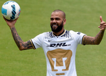 Dani Alves firma con los Pumas de México