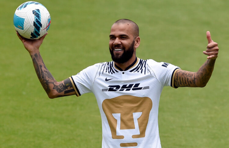 Dani Alves firma con los Pumas de México