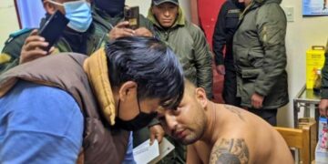 Policía evalúa a Nallar. Foto: Régimen Penitenciario