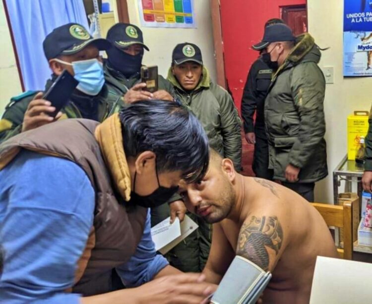 Policía evalúa a Nallar. Foto: Régimen Penitenciario
