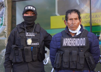 La Policía presenta a acusado de abusar sexualmente de su hijastra desde los ocho años