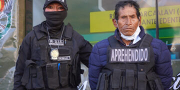 La Policía presenta a acusado de abusar sexualmente de su hijastra desde los ocho años