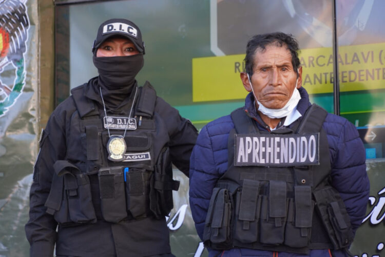 La Policía presenta a acusado de abusar sexualmente de su hijastra desde los ocho años