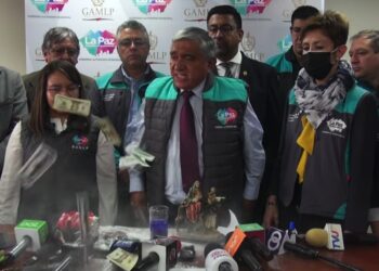 Con su alianza partida, Arias se apoya en vecinos para enfrentar a la ordenanza de construcciones