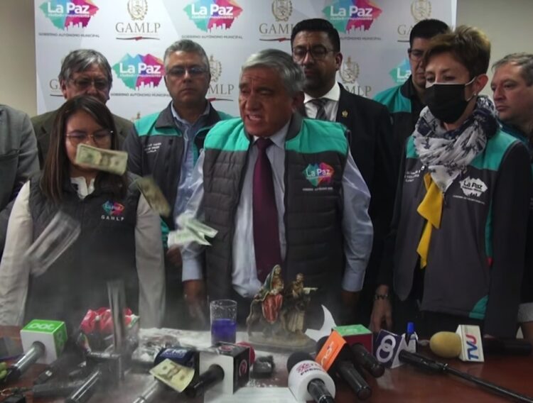 Con su alianza partida, Arias se apoya en vecinos para enfrentar a la ordenanza de construcciones