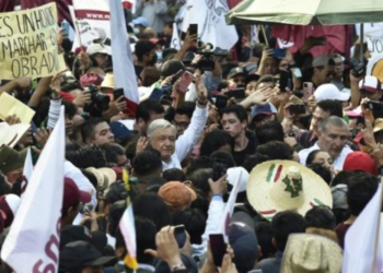 AMLO encabeza multitudinaria marcha en México y muestra músculo de cara a presidenciales