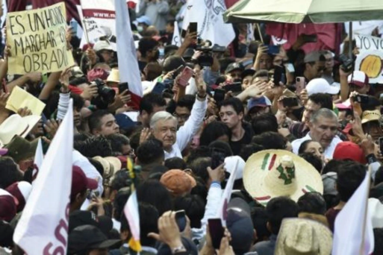 AMLO encabeza multitudinaria marcha en México y muestra músculo de cara a presidenciales