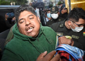 Apaza evoca su fe en Dios antes de ingresar a la cárcel de San Pedro; cocaleros instalan vigilia
