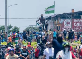 Enfrentamientos en la plaza del Chiriguano, entre miembros del Comité Cívico, bloqueadores y aquellos que están contra el paro. Foto: APG