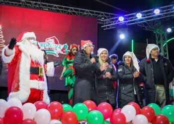 La Navidad llegó a El Alto con el encendido del ‘árbol más grande de Bolivia’