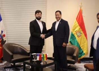 Arce y Boric acuerdan agilizar el libre tránsito y fortalecer el comercio por puerto de Arica