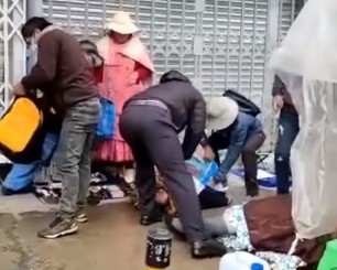 Apuñalan a una mujer y disparan a dos policías en avenida de El Alto
