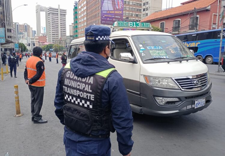 El transporte público es el más infractor del reordenamiento vehicular de La Paz