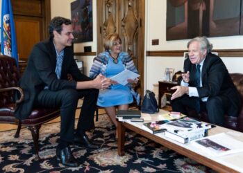 Paulo Abrão y Luis Almagro en una reunión en 2020. Foto: lamesaredonda.net