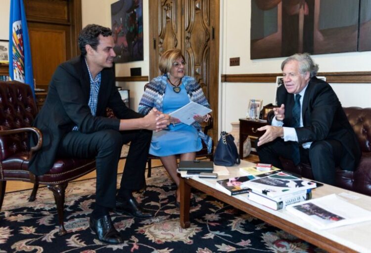 Paulo Abrão y Luis Almagro en una reunión en 2020. Foto: lamesaredonda.net