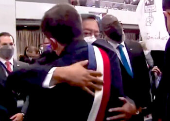 El presidente Arce abraza a Boric y prevé que se crearán ‘más puentes de integración’