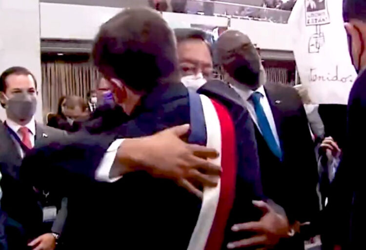 El presidente Arce abraza a Boric y prevé que se crearán ‘más puentes de integración’
