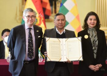 Joel Hernández, Rogelio Mayta y Tania Reneaum, en la firma de acuerdos este maretes. Foto: Álvaro Valero