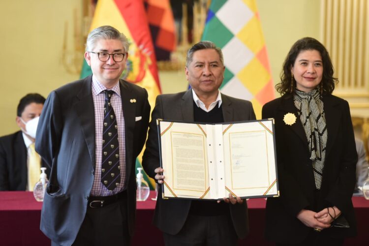 Joel Hernández, Rogelio Mayta y Tania Reneaum, en la firma de acuerdos este maretes. Foto: Álvaro Valero
