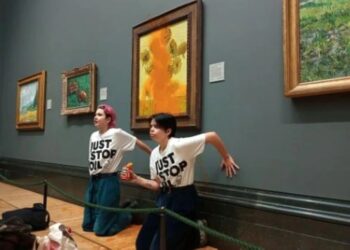Activistas comparecen ante un juez por tirar sopa de tomate a un cuadro de Van Gogh