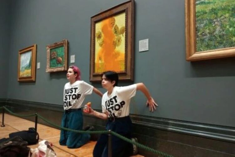 Activistas comparecen ante un juez por tirar sopa de tomate a un cuadro de Van Gogh