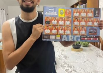 Carlos Caba muestra el álbum Qatar 2022 llenado. Foto: Carlos Caba