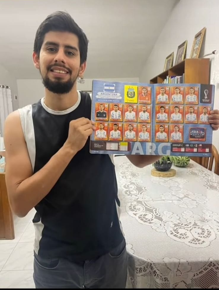 Carlos Caba muestra el álbum Qatar 2022 llenado. Foto: Carlos Caba