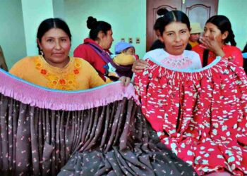 Mujeres ofrecen sus productos. Foto: Isabel Moreno