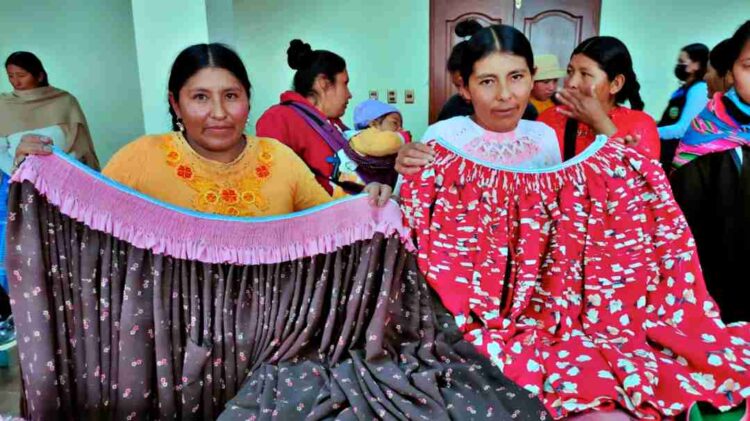 Mujeres ofrecen sus productos. Foto: Isabel Moreno