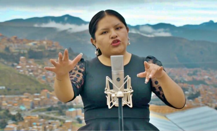 La artista en una toma en El Alto. Foto: Alwa Bolivia