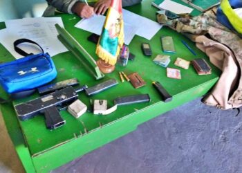 El arma y los materiales incautados en Santiago de Machaca. Foto: Defensa
