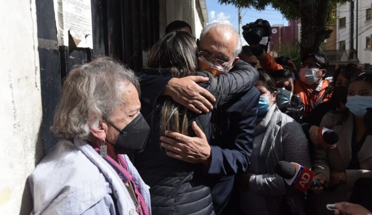Desde su familia y la oposición le piden a Áñez levantar la huelga, Carvajal le solicita ‘resistir’