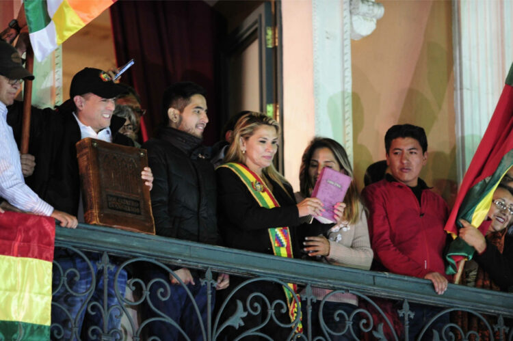 Jeanine Áñez, en el balcón del Palacio Quemado, en 2019.