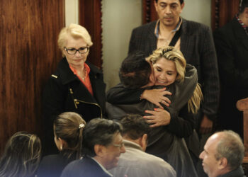 Jeanine Áñez es felicitada al tomar el poder en 2019. Foto: La Razón-archivo
