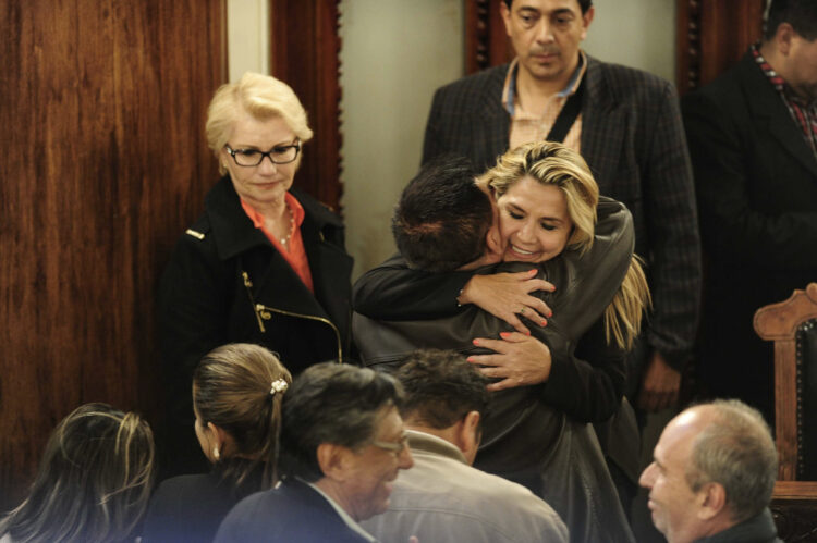 Jeanine Áñez es felicitada al tomar el poder en 2019. Foto: La Razón-archivo