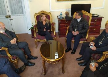 Jeanine Áñez junto a miembros de la Iglesia Católica antes de su proclamación.