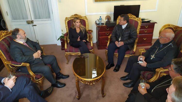 Jeanine Áñez junto a miembros de la Iglesia Católica antes de su proclamación.